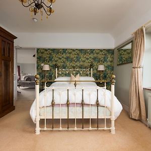 Deluxe Double Room Shower